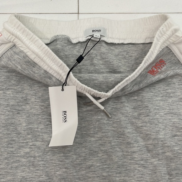 A pretty grey Boss skirt - Picture 3 of 3